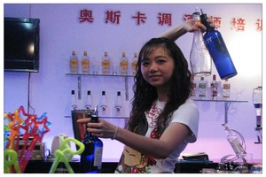  2010女花式调酒师学员:黄静