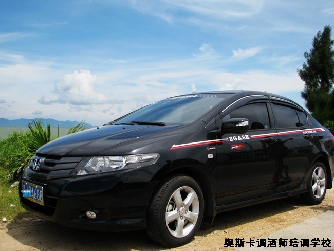 调酒师校车