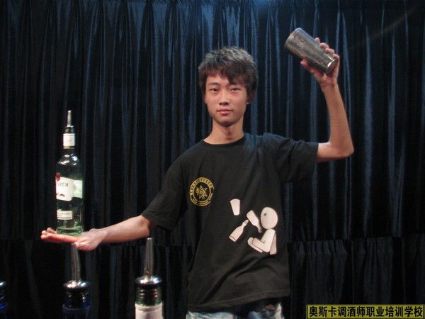 2011年奥斯卡调酒师职业培训学校花式调酒班级学生鲍猛