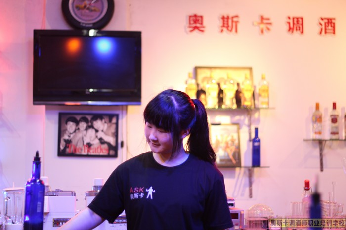 女调酒师 女花式调酒师风采 2012奥斯卡女花式调酒师陈清风采,, 