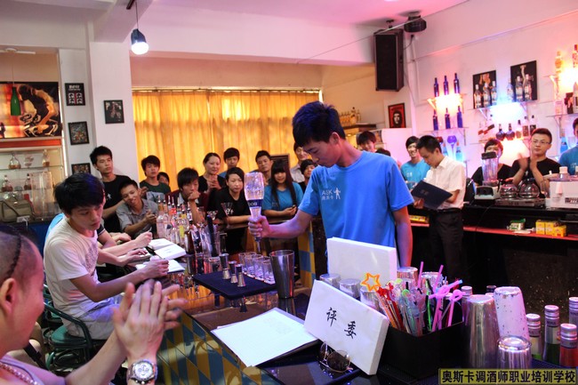 广州市奥斯卡职业培训学校 调酒师比赛 花式调酒 调酒师培训 调酒师学校