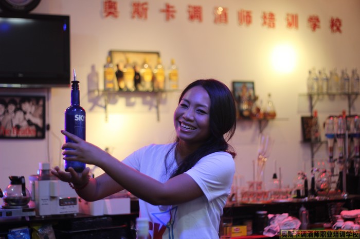 女调酒师 女花式调酒师 奥斯卡调酒师职业培训学校