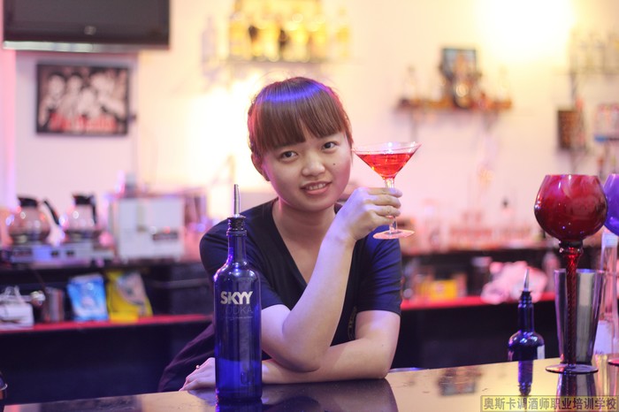 女调酒师 女花式调酒师 奥斯卡调酒师职业培训学校